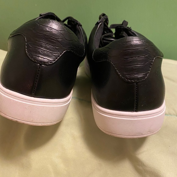Pennington’s black sneaker - Picture 4 of 5